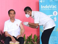 Momen Jokowi Disuntik Vaksin Booster Kedua, Pakai Indovac