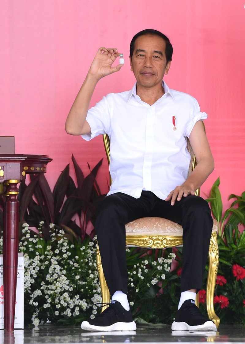 Presiden Joko Widodo (Jokowi) menerima suntikan vaksin penguat kedua di Istana Kepresidenan Bogor, Jawa Barat, Kamis (24/11/2022). (Dok: BPMI Setpres) Presiden Joko Widodo (Jokowi) menerima suntikan vaksin penguat kedua di Istana Kepresidenan Bogor, Jawa Barat, Kamis (24/11/2022). (Dok: BPMI Setpres)