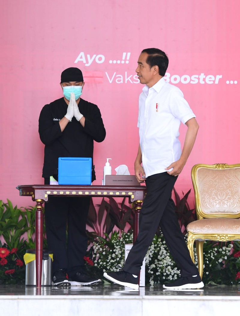 Presiden Joko Widodo (Jokowi) menerima suntikan vaksin penguat kedua di Istana Kepresidenan Bogor, Jawa Barat, Kamis (24/11/2022). (Dok: BPMI Setpres) Presiden Joko Widodo (Jokowi) menerima suntikan vaksin penguat kedua di Istana Kepresidenan Bogor, Jawa Barat, Kamis (24/11/2022). (Dok: BPMI Setpres)