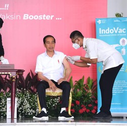 Jokowi Terima Vaksin Penguat Dosis Kedua, Pakai Indovac