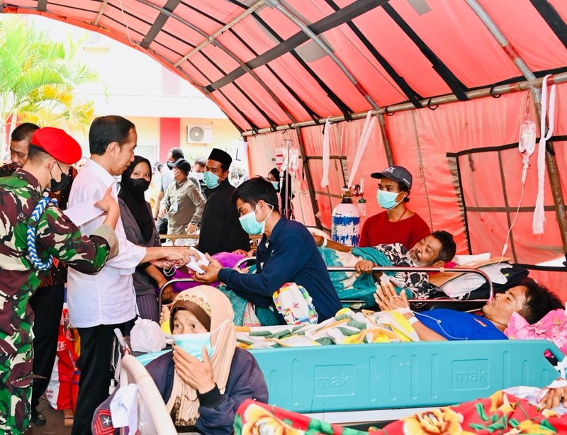 Presiden Joko Widodo mengunjungi Rumah Sakit Umum Daerah (RSUD) Sayang Cianjur, di Kabupaten Cianjur, Provinsi Jawa Barat, pada Kamis, (24/11/2022). Presiden Joko Widodo mengunjungi Rumah Sakit Umum Daerah (RSUD) Sayang Cianjur, di Kabupaten Cianjur, Provinsi Jawa Barat, pada Kamis, (24/11/2022). (Foto: Laily Rachev - Biro Pers Sekretariat Presiden)