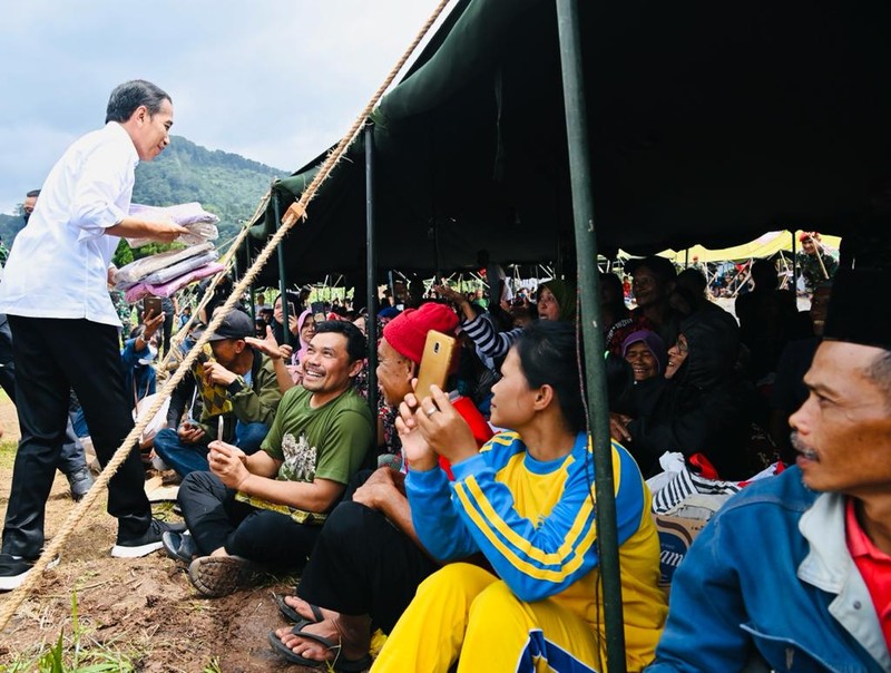 Presiden menyapa sekaligus memberikan bantuan kepada para pengungsi korban gempa Cianjur, Provinsi Jawa Barat, pada Kamis, 24 November 2022. Presiden menyapa sekaligus memberikan bantuan kepada para pengungsi korban gempa Cianjur, Provinsi Jawa Barat, pada Kamis, 24 November 2022. (Foto: Laily Rachev - Biro Pers Sekretariat Presiden)