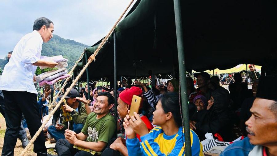 Presiden menyapa sekaligus memberikan bantuan kepada para pengungsi korban gempa Cianjur, Provinsi Jawa Barat, pada Kamis, 24 November 2022. (Foto: Laily Rachev - Biro Pers Sekretariat Presiden)