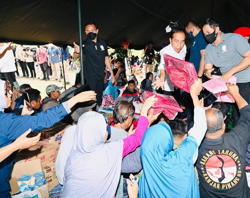 Presiden menyapa sekaligus memberikan bantuan kepada para pengungsi korban gempa Cianjur, Provinsi Jawa Barat, pada Kamis, 24 November 2022. (Foto: Laily Rachev - Biro Pers Sekretariat Presiden)