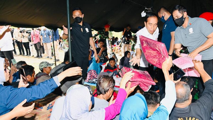 Presiden menyapa sekaligus memberikan bantuan kepada para pengungsi korban gempa Cianjur, Provinsi Jawa Barat, pada Kamis, 24 November 2022. (Foto: Laily Rachev - Biro Pers Sekretariat Presiden)