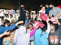 Momen Jokowi Bagikan Sarung-Mukena ke Korban Gempa Cianjur