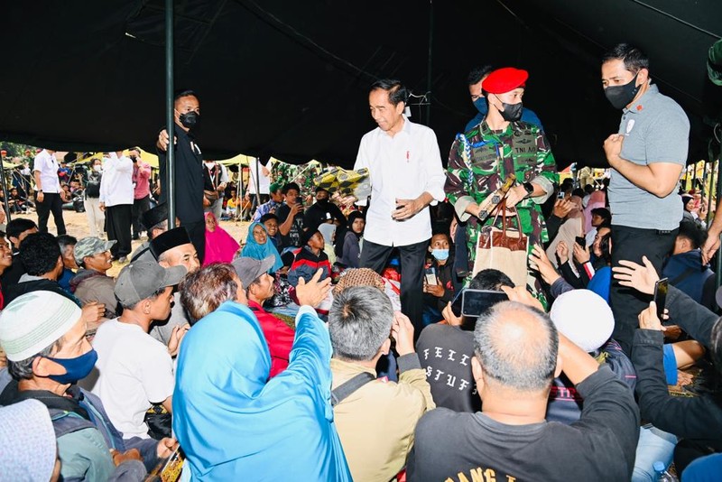 Presiden menyapa sekaligus memberikan bantuan kepada para pengungsi korban gempa Cianjur, Provinsi Jawa Barat, pada Kamis, 24 November 2022. (Foto: Laily Rachev - Biro Pers Sekretariat Presiden)
