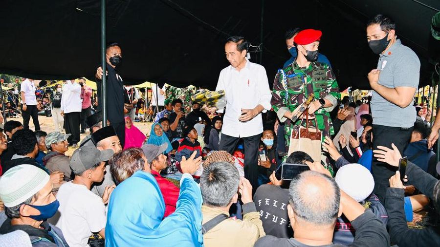 Presiden menyapa sekaligus memberikan bantuan kepada para pengungsi korban gempa Cianjur, Provinsi Jawa Barat, pada Kamis, 24 November 2022. (Foto: Laily Rachev - Biro Pers Sekretariat Presiden)