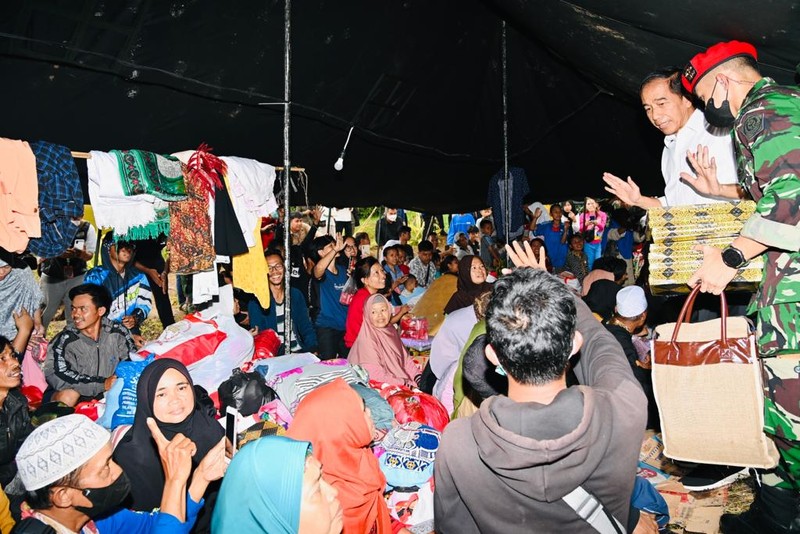 Presiden menyapa sekaligus memberikan bantuan kepada para pengungsi korban gempa Cianjur, Provinsi Jawa Barat, pada Kamis, 24 November 2022. Presiden menyapa sekaligus memberikan bantuan kepada para pengungsi korban gempa Cianjur, Provinsi Jawa Barat, pada Kamis, 24 November 2022. (Foto: Laily Rachev - Biro Pers Sekretariat Presiden)