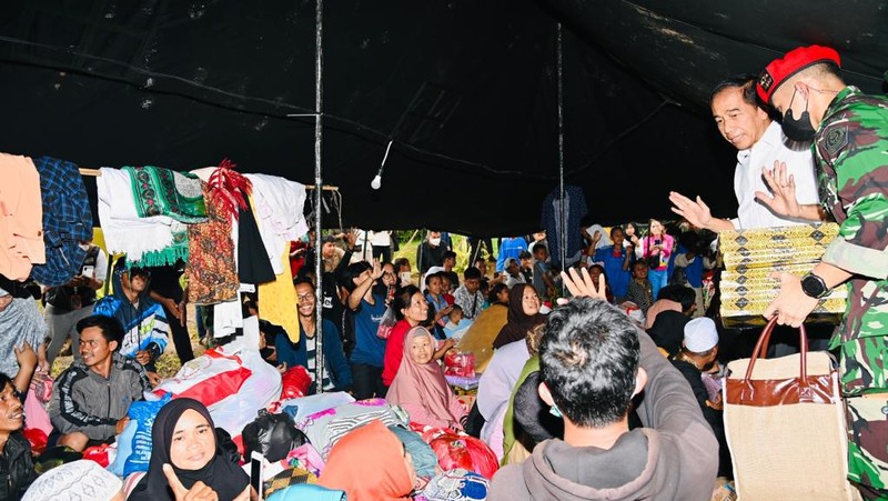 Presiden menyapa sekaligus memberikan bantuan kepada para pengungsi korban gempa Cianjur, Provinsi Jawa Barat, pada Kamis, 24 November 2022. (Foto: Laily Rachev - Biro Pers Sekretariat Presiden)
