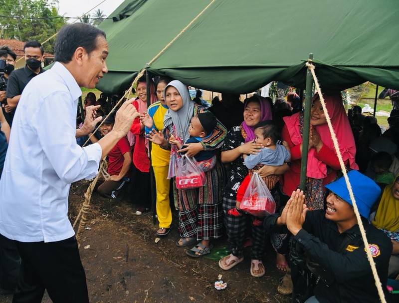 Presiden menyapa sekaligus memberikan bantuan kepada para pengungsi korban gempa Cianjur, Provinsi Jawa Barat, pada Kamis, 24 November 2022. (Foto: Laily Rachev - Biro Pers Sekretariat Presiden)