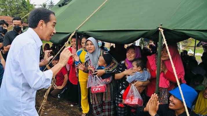 Presiden menyapa sekaligus memberikan bantuan kepada para pengungsi korban gempa Cianjur, Provinsi Jawa Barat, pada Kamis, 24 November 2022. Presiden menyapa sekaligus memberikan bantuan kepada para pengungsi korban gempa Cianjur, Provinsi Jawa Barat, pada Kamis, 24 November 2022. (Foto: Laily Rachev - Biro Pers Sekretariat Presiden)
