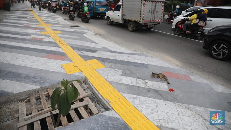 Proyek trotoar Jalan Margonda Raya baik yang ke arah Jakarta maupun sebaliknya. Secara garis besar kondisi trotoar sudah hampir tuntas tetapi lubang-lubang drainase tampak belum tertutup. (CNBC Indonesia/ Muhammad Sabki)