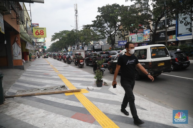 Proyek trotoar Jalan Margonda Raya baik yang ke arah Jakarta maupun sebaliknya. Secara garis besar kondisi trotoar sudah hampir tuntas tetapi lubang-lubang drainase tampak belum tertutup. (CNBC Indonesia/ Muhammad Sabki) Proyek trotoar Jalan Margonda Raya baik yang ke arah Jakarta maupun sebaliknya. Secara garis besar kondisi trotoar sudah hampir tuntas tetapi lubang-lubang drainase tampak belum tertutup. (CNBC Indonesia/ Muhammad Sabki)