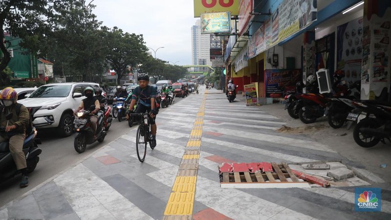 Proyek trotoar Jalan Margonda Raya baik yang ke arah Jakarta maupun sebaliknya. Secara garis besar kondisi trotoar sudah hampir tuntas tetapi lubang-lubang drainase tampak belum tertutup. (CNBC Indonesia/ Muhammad Sabki)