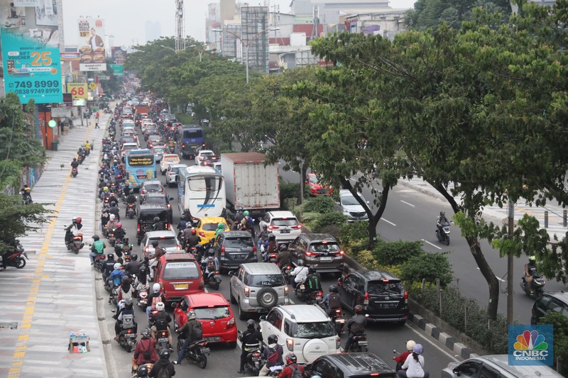 Proyek trotoar Jalan Margonda Raya baik yang ke arah Jakarta maupun sebaliknya. Secara garis besar kondisi trotoar sudah hampir tuntas tetapi lubang-lubang drainase tampak belum tertutup. (CNBC Indonesia/ Muhammad Sabki)
