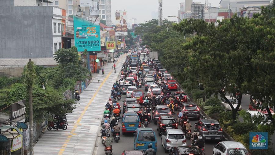 Proyek trotoar Jalan Margonda Raya baik yang ke arah Jakarta maupun sebaliknya. Secara garis besar kondisi trotoar sudah hampir tuntas tetapi lubang-lubang drainase tampak belum tertutup. (CNBC Indonesia/ Muhammad Sabki)