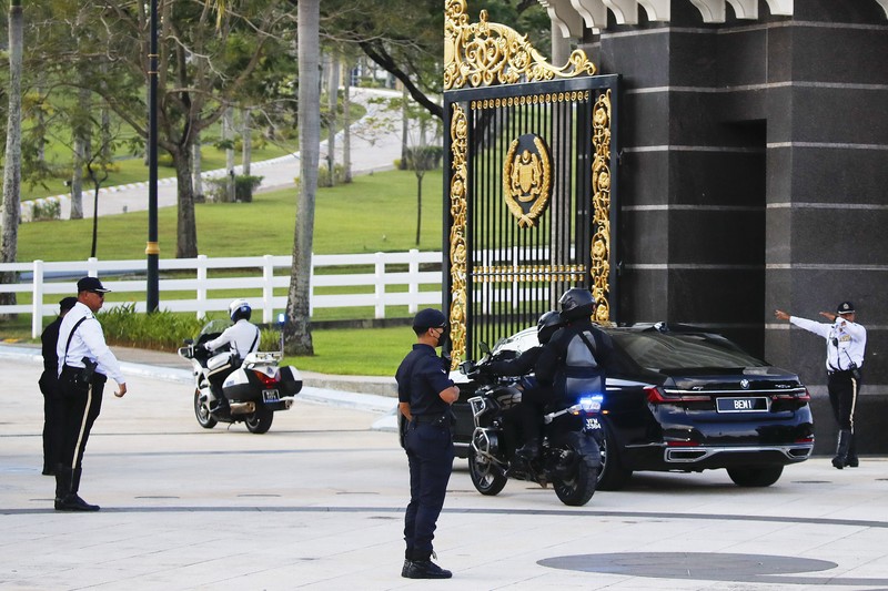Wan Azizah, istri Perdana Menteri baru Malaysia Anwar Ibrahim, memberi isyarat di luar rumah mereka di Kajang, Malaysia 24 November 2022. Wan Azizah, istri Perdana Menteri baru Malaysia Anwar Ibrahim, memberi isyarat di luar rumah mereka di Kajang, Malaysia 24 November 2022. (REUTERS/Lai Seng Sin)