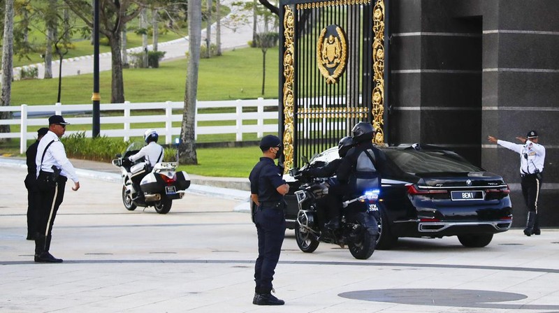 Wan Azizah, istri Perdana Menteri baru Malaysia Anwar Ibrahim, memberi isyarat di luar rumah mereka di Kajang, Malaysia 24 November 2022. (REUTERS/Lai Seng Sin)