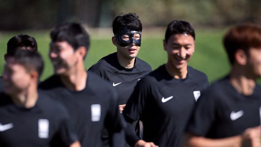 Son Heung-min melakukan sesi latihan di Al Egla 5, Doha, Qatar - (23/11/2022) Jelang berlaga di piala dunia 2022 Qatar untuk menghadapi pertandingan pertama antara Korea Selatan dengan Timnas Uruguay (REUTERS/Kim Hong-Ji)