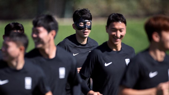 SOCCER-WORLDCUP-URY-KOR/PREVIEW Son Heung-min melakukan sesi latihan di Al Egla 5, Doha, Qatar - (23/11/2022) Jelang berlaga di piala dunia 2022 Qatar untuk menghadapi pertandingan pertama antara Korea Selatan dengan Timnas Uruguay (REUTERS/Kim Hong-Ji)