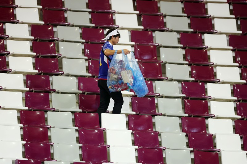 Suporter Jepang melakukan aksi bersih-bersih stadion usai kemenangan bersejarah atas Jerman di Piala Dunia 2022. (Getty Images/Alex Grimm) Suporter Jepang melakukan aksi bersih-bersih stadion usai kemenangan bersejarah atas Jerman di Piala Dunia 2022. (Getty Images/Alex Grimm)