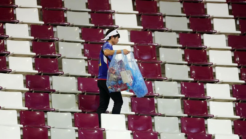 Suporter Jepang melakukan aksi bersih-bersih stadion usai kemenangan bersejarah atas Jerman di Piala Dunia 2022. (Getty Images/Alex Grimm)