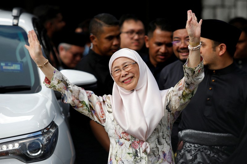 Perdana Menteri Malaysia yang baru diangkat Anwar Ibrahim (kanan) dan istrinya Wan Azizah Wan Ismail (kiri) pergi setelah upacara pengambilan sumpah di Istana Nasional di Kuala Lumpur pada 24 November 2022. (FAZRY ISMAIL/POOL/AFP via Getty Images )