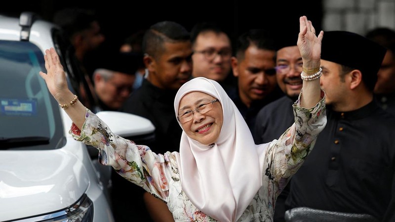 Perdana Menteri Malaysia yang baru diangkat Anwar Ibrahim (kanan) dan istrinya Wan Azizah Wan Ismail (kiri) pergi setelah upacara pengambilan sumpah di Istana Nasional di Kuala Lumpur pada 24 November 2022. (FAZRY ISMAIL/POOL/AFP via Getty Images )