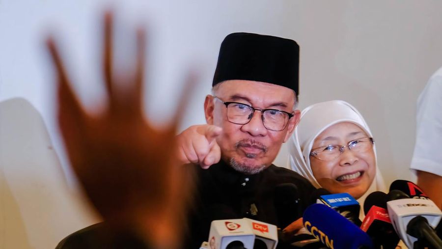 Anwar Ibrahim terlihat bersama istrinya Wan Azizah saat konferensi pers. Anwar Ibrahim telah ditunjuk sebagai Perdana Menteri Malaysia ke-10 oleh Yang di-Pertuan Agong Al-Sultan Abdullah Riayatuddin Al-Mustafa Billah Shah. Anwar Ibrahim menunggu selama 24 tahun untuk menjadi Perdana Menteri. Ratusan warga Malaysia dan media berkumpul di Sungai Long Golf and Country Club untuk menyaksikan momen bersejarah tersebut. (Faris Hadziq/SOPA Images/LightRocket via Getty Images)
