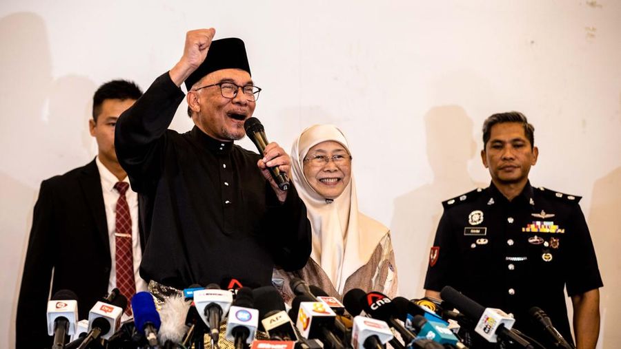 Anwar Ibrahim menyapa para pendukungnya saat meninggalkan konferensi pers. Anwar Ibrahim telah ditunjuk sebagai Perdana Menteri Malaysia ke-10 oleh Yang di-Pertuan Agong Al-Sultan Abdullah Riayatuddin Al-Mustafa Billah Shah. Anwar Ibrahim menunggu selama 24 tahun untuk menjadi Perdana Menteri. Ratusan warga Malaysia dan media berkumpul di Sungai Long Golf and Country Club untuk menyaksikan momen bersejarah tersebut. (Faris Hadziq/SOPA Images/LightRocket via Getty Images)
