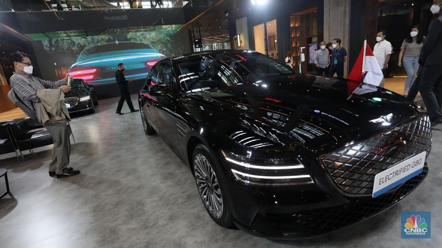 Hyundai Motors Indonesia (HMID) menampilkan mobil kendaraan resmi eks Konferensi Tingkat Tinggi KTT G20 di Ashta District 8, SCBD dari tanggal 23 - 27 November 2022. (CNBC Indonesia/Andrean Kristianto)