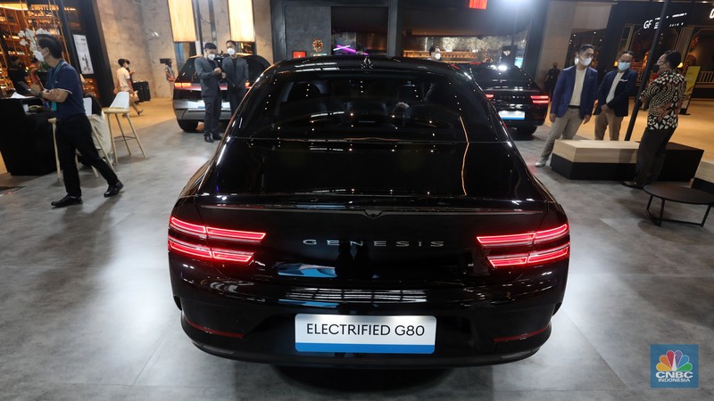 Hyundai Motors Indonesia (HMID) menampilkan mobil kendaraan resmi eks Konferensi Tingkat Tinggi KTT G20 di Ashta District 8, SCBD dari tanggal 23 - 27 November 2022. (CNBC Indonesia/Andrean Kristianto)