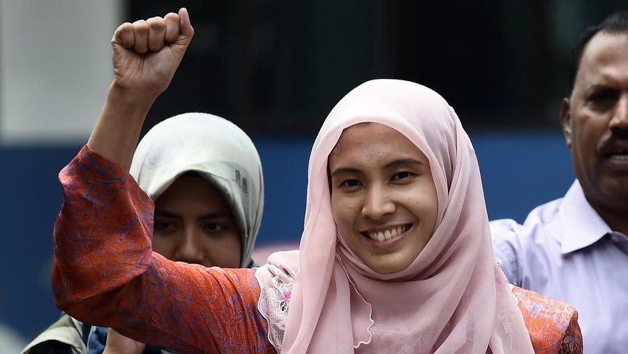 Nurul Izzah, putri pemimpin oposisi Malaysia Anwar Ibrahim memberi isyarat setelah dibebaskan dengan jaminan di kantor polisi Dang Wangi di Kuala Lumpur pada 17 Maret 2015. (MANAN VATSYAYANA/AFP via Getty Images)