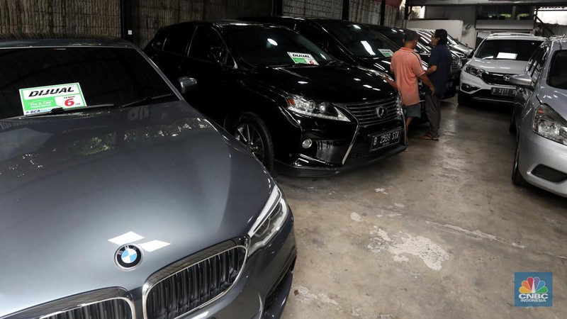 Pekerja memeriksa mobil bekas yang dijual di Garnet Auto, Jakarta, Jumat (25/11/2022). Perusahaan leasing blak-blakan mengetatkan proses pencairan kredit kendaraan bermotor dan mobil saat ini. (CNBC Indonesia/Andrean Kristianto)