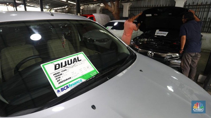 Pekerja memeriksa mobil bekas yang dijual di Garnet Auto, Jakarta, Jumat (25/11/2022). Perusahaan leasing blak-blakan mengetatkan proses pencairan kredit kendaraan bermotor dan mobil saat ini. (CNBC Indonesia/Andrean Kristianto)