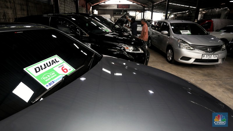 Pekerja memeriksa mobil bekas yang dijual di Garnet Auto, Jakarta, Jumat (25/11/2022). Perusahaan leasing blak-blakan mengetatkan proses pencairan kredit kendaraan bermotor dan mobil saat ini. (CNBC Indonesia/Andrean Kristianto)