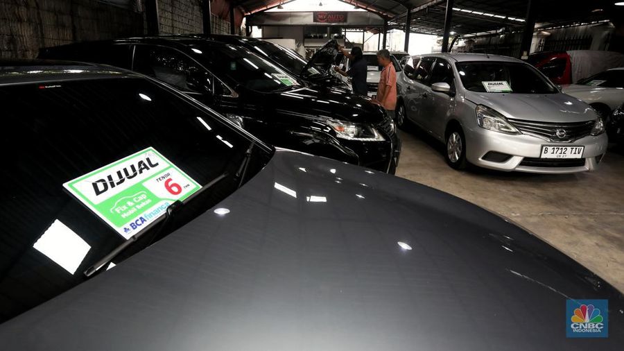Pekerja memeriksa mobil bekas yang dijual di Garnet Auto, Jakarta, Jumat (25/11/2022). Perusahaan leasing blak-blakan mengetatkan proses pencairan kredit kendaraan bermotor dan mobil saat ini. (CNBC Indonesia/Andrean Kristianto)