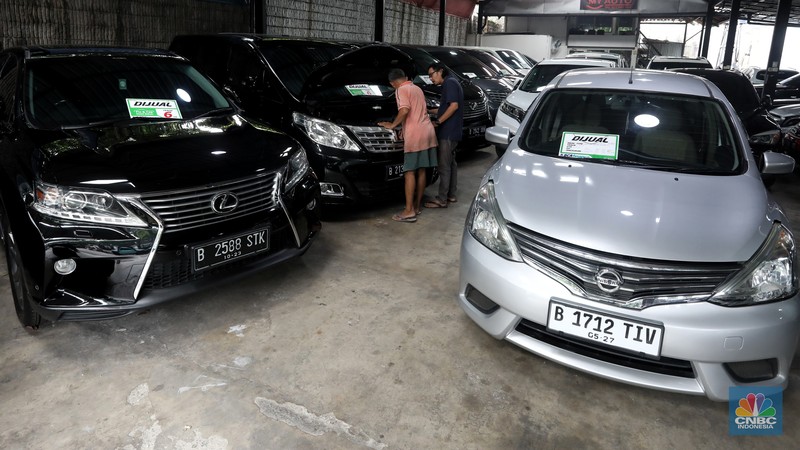 Pekerja memeriksa mobil bekas yang dijual di Garnet Auto, Jakarta, Jumat (25/11/2022). Perusahaan leasing blak-blakan mengetatkan proses pencairan kredit kendaraan bermotor dan mobil saat ini. (CNBC Indonesia/Andrean Kristianto)