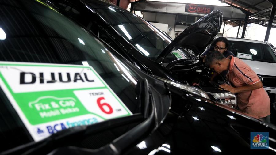 Pekerja memeriksa mobil bekas yang dijual di Garnet Auto, Jakarta, Jumat (25/11/2022). Perusahaan leasing blak-blakan mengetatkan proses pencairan kredit kendaraan bermotor dan mobil saat ini. (CNBC Indonesia/Andrean Kristianto)