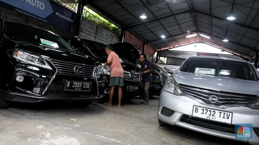 Pekerja memeriksa mobil bekas yang dijual di Garnet Auto, Jakarta, Jumat (25/11/2022). Perusahaan leasing blak-blakan mengetatkan proses pencairan kredit kendaraan bermotor dan mobil saat ini. (CNBC Indonesia/Andrean Kristianto)