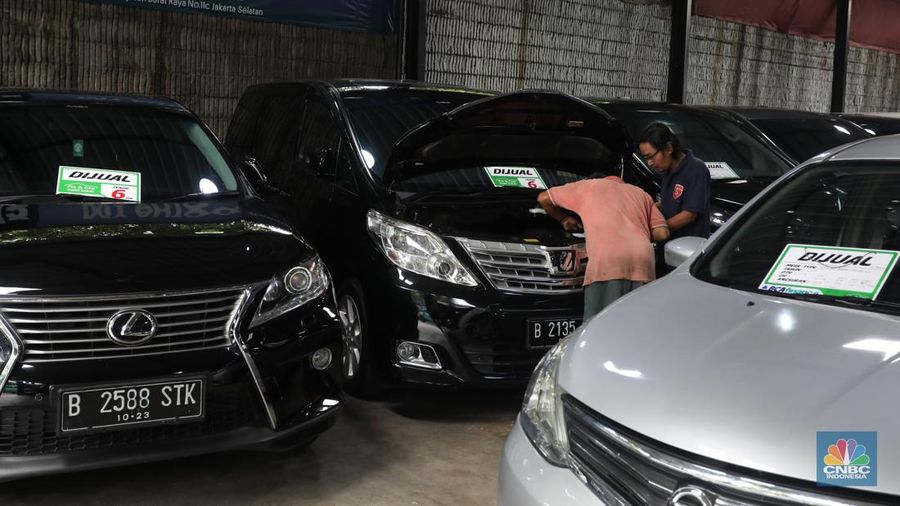 Pekerja memeriksa mobil bekas yang dijual di Garnet Auto, Jakarta, Jumat (25/11/2022). Perusahaan leasing blak-blakan mengetatkan proses pencairan kredit kendaraan bermotor dan mobil saat ini. (CNBC Indonesia/Andrean Kristianto)