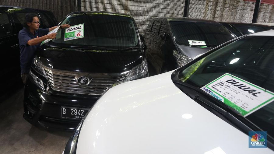 Pekerja memeriksa mobil bekas yang dijual di Garnet Auto, Jakarta, Jumat (25/11/2022). Perusahaan leasing blak-blakan mengetatkan proses pencairan kredit kendaraan bermotor dan mobil saat ini. (CNBC Indonesia/Andrean Kristianto)