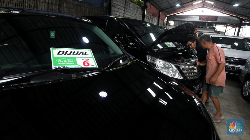 Pekerja memeriksa mobil bekas yang dijual di Garnet Auto, Jakarta, Jumat (25/11/2022). Perusahaan leasing blak-blakan mengetatkan proses pencairan kredit kendaraan bermotor dan mobil saat ini. (CNBC Indonesia/Andrean Kristianto)