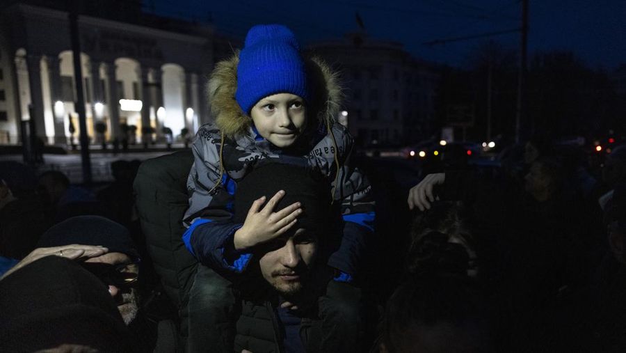 Pemandangan jalan-jalan gelap saat Kyiv menghadapi pemadaman listrik setelah Rusia meluncurkan serangan roket besar-besaran terhadap infrastruktur Ukraina pada 24 November 2022, di Kyiv, Ukraina. (Anadolu Agency via Getty Images)