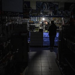Hacker Rusia Ngeri, Bombardir Ukraina Bareng Rudal