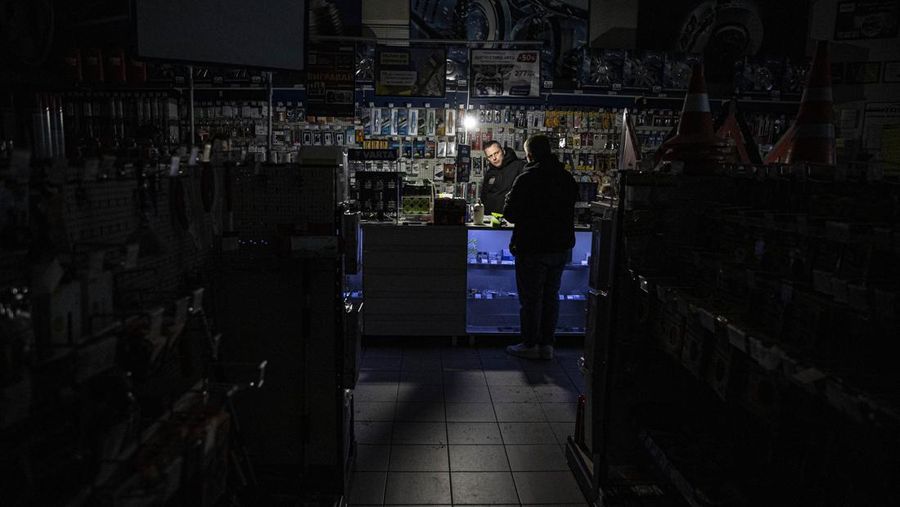 Pemandangan jalan-jalan gelap saat Kyiv menghadapi pemadaman listrik setelah Rusia meluncurkan serangan roket besar-besaran terhadap infrastruktur Ukraina pada 24 November 2022, di Kyiv, Ukraina. (Anadolu Agency via Getty Images)