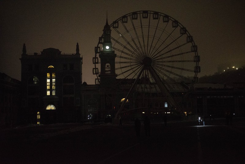 Asap mengepul ke udara saat Rusia meluncurkan roket ke Ukraina. (Anadolu Agency via Getty Images)