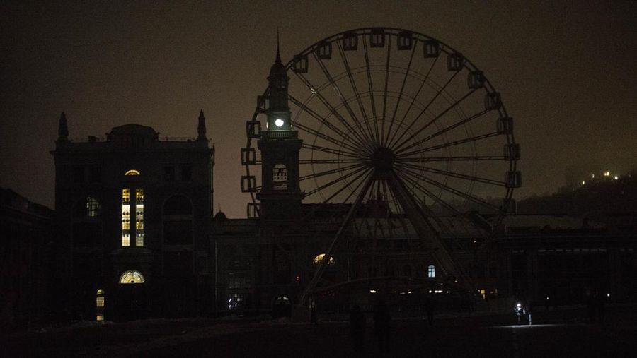 Asap mengepul ke udara saat Rusia meluncurkan roket ke Ukraina. (Anadolu Agency via Getty Images)