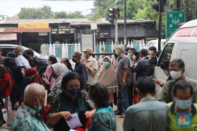 Pengunjung lansia mengantri mendafrar vaksin booster kedua di Puskesmas Kebayoran Lama, Jumat, 25/11. Sebagai upaya mitigasi peningkatan kasus dan munculnya subvarian baru, pemerintah mulai menggenjot cakupan vaksinasi COVID-19 baik dosis lengkap maupun booster. (CNBC Indonesia/Muhammad Sabki) Pengunjung lansia mengantri mendafrar vaksin booster kedua di Puskesmas Kebayoran Lama, Jumat, 25/11. Sebagai upaya mitigasi peningkatan kasus dan munculnya subvarian baru, pemerintah mulai menggenjot cakupan vaksinasi COVID-19 baik dosis lengkap maupun booster. (CNBC Indonesia/Muhammad Sabki)
